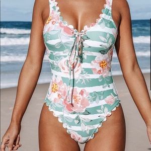 Cupshe one piece scalloped edge swimsuit Sz S